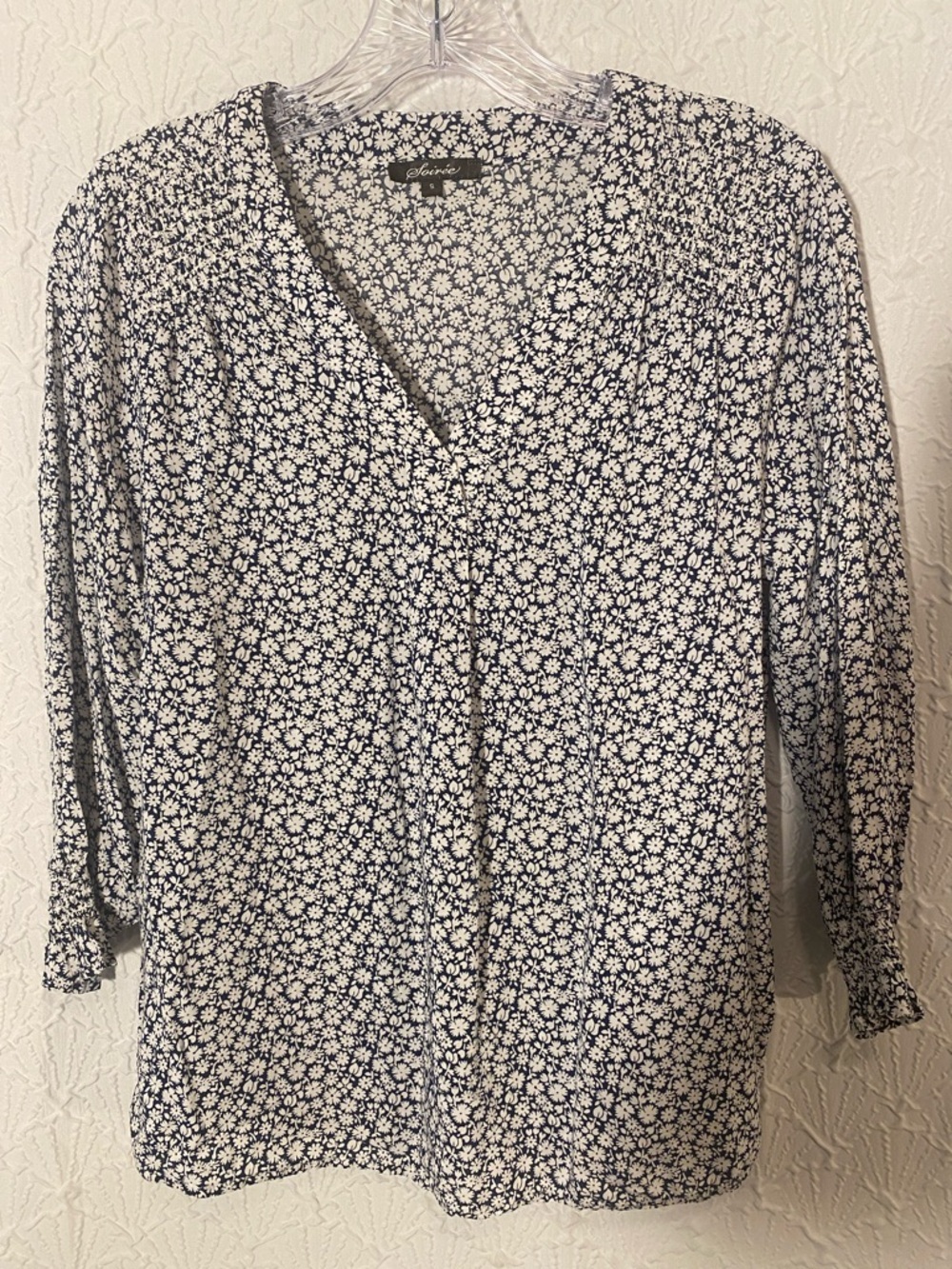 Soirée Navy & White Daisy-Print V-Blouse Neck Blouse size small luxury design